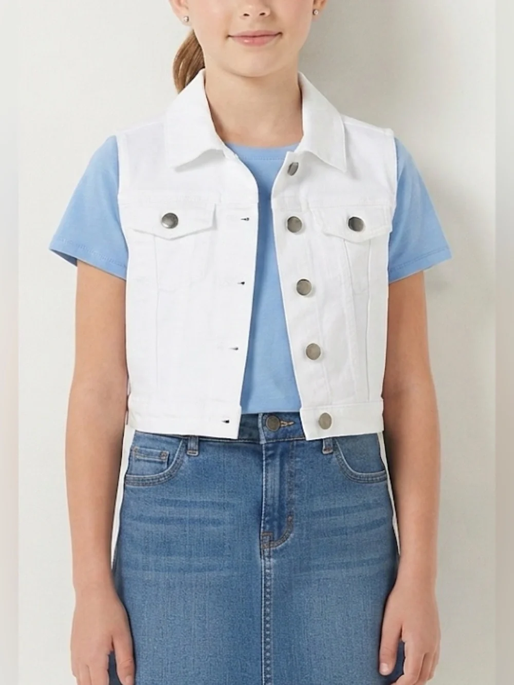 Like new , Knit Works white cropped denim vest.